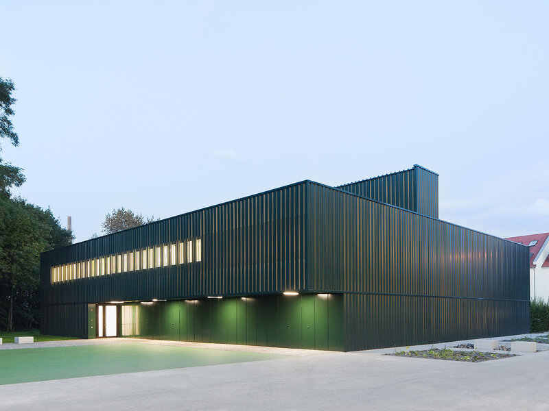 schulz und schulz: Einfeldsporthalle Franz-Mehring-Schule Leipzig - best architects 13 in Gold