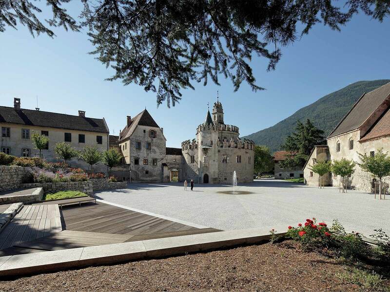 Markus Scherer: Umbau Stiftsplatz des Klosters Neustift - best architects 15