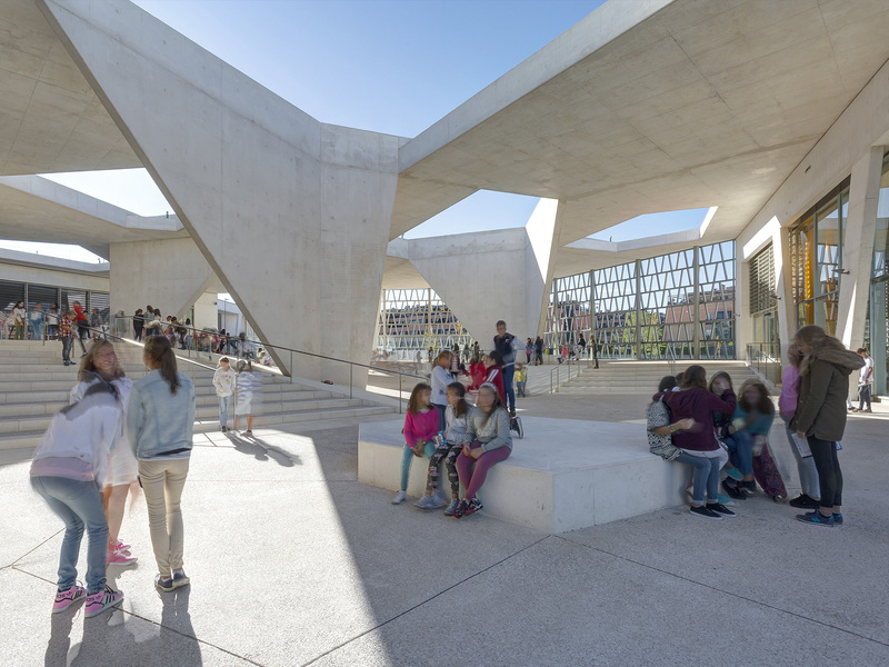 Grüntuch Ernst Architekten: Deutsche Schule Madrid - best architects 17 in Gold