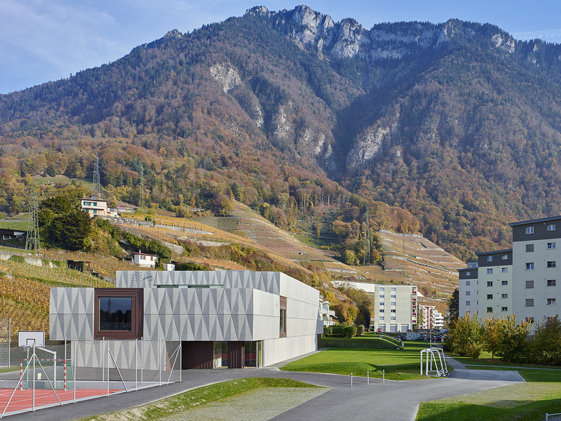 bunq architectes: Extendable sportshall in Villeneuve - best architects 21
