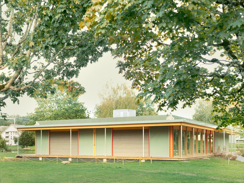 emixi architectes: Provisorischer Pavillon mit vier Klassenzimmern - best architects 25