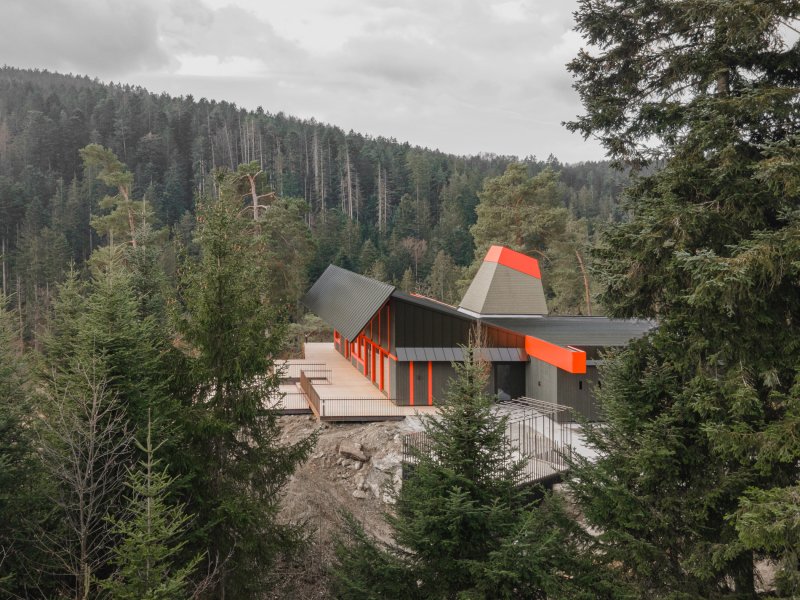 bergmeisterwolf architekten: Transition – Höllensteinhaus - best architects 26 in gold